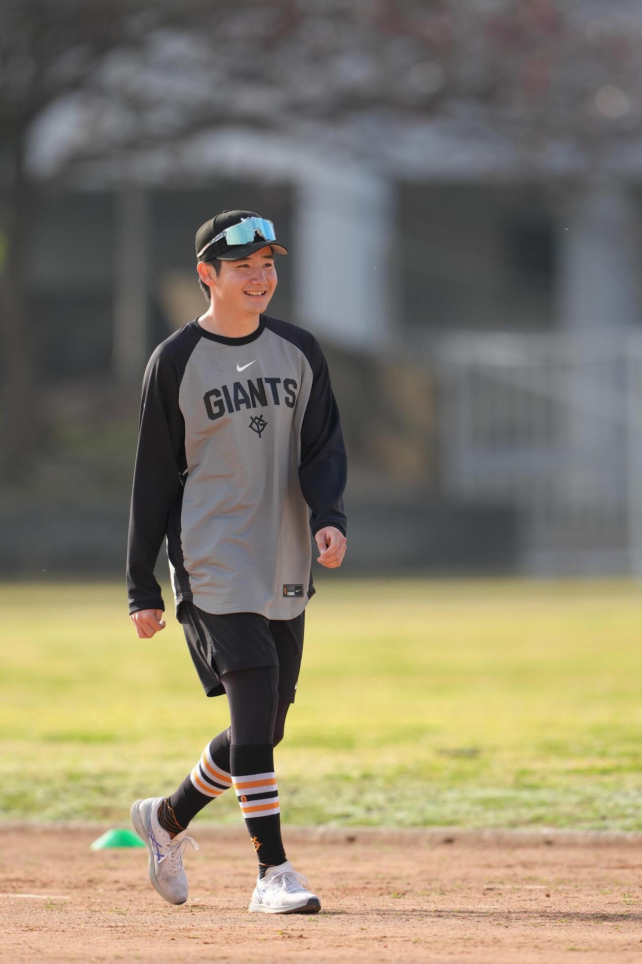 練習中、笑顔を見せる巨人竹丸（撮影・足立雅史）