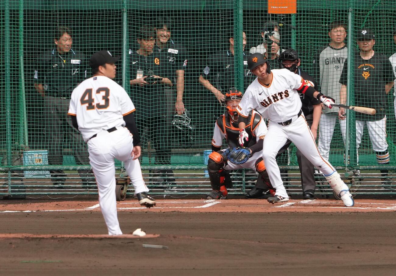 ライブBPで則本から安打性の当たりを放つ坂本勇（撮影・足立雅史）