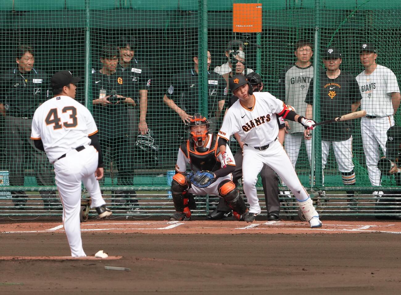 ライブBPで則本から安打性の当たりを放つ坂本勇（撮影・足立雅史）