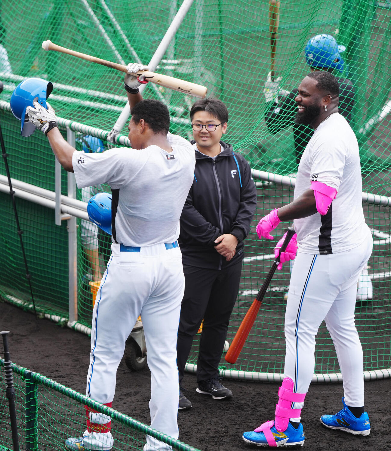 打撃練習中、新人の日本ハム・エドポロ（左）と言葉を交わすレイエス。中央は古川通訳（撮影・江口和貴）