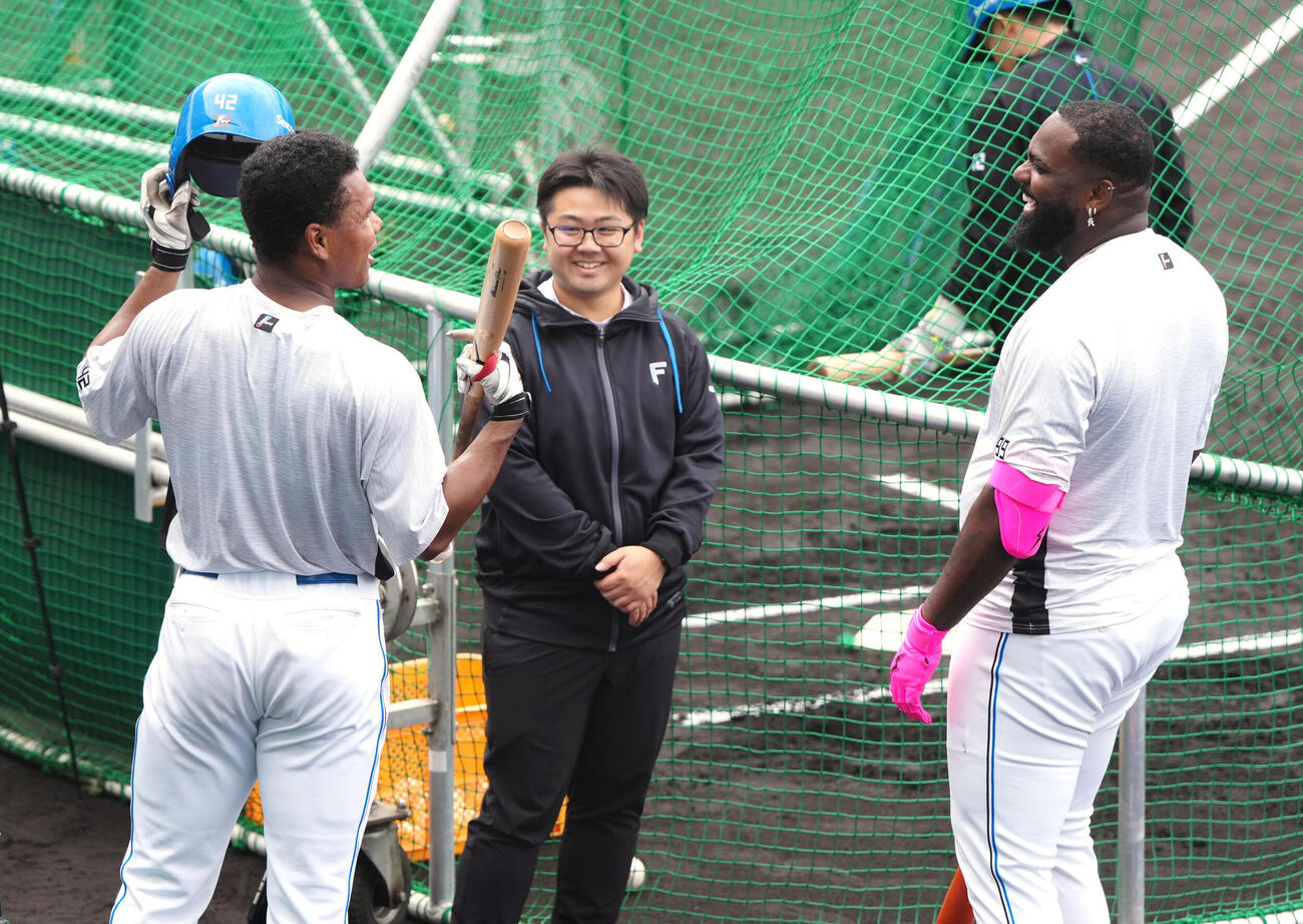 打撃練習中、新人の日本ハム・エドポロ（左）と言葉を交わすレイエス。中央は古川通訳（撮影・江口和貴）