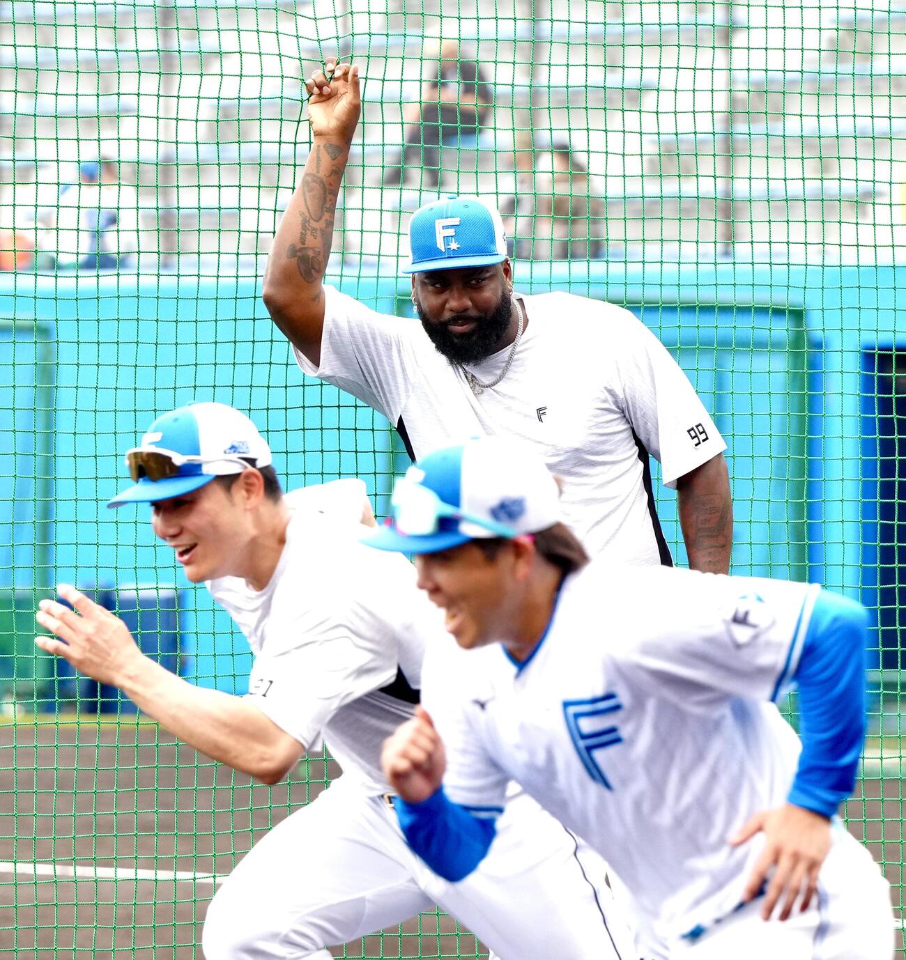 チームに合流し、練習に臨む日本ハム・レイエス（後方）（撮影・江口和貴）