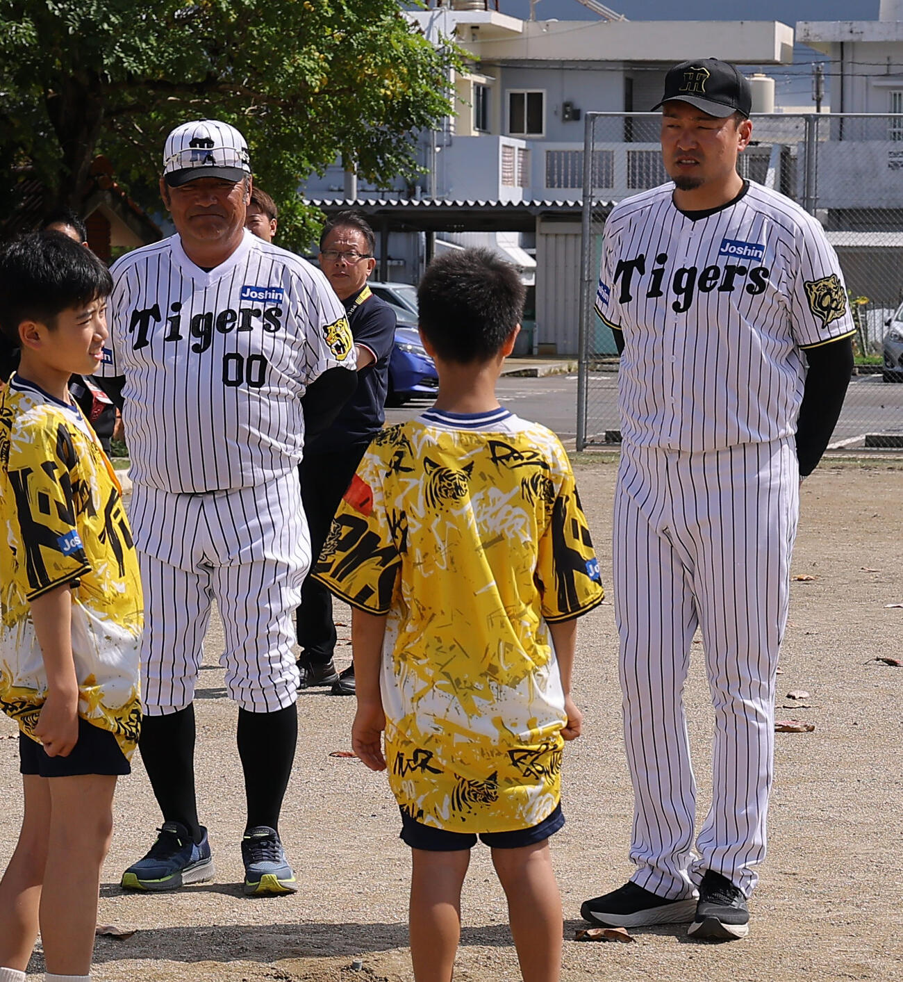 ゲストティーチャーで宮森小学校を訪れた阪神秋山BA（右）とOBの亀山氏（撮影・上田博志）