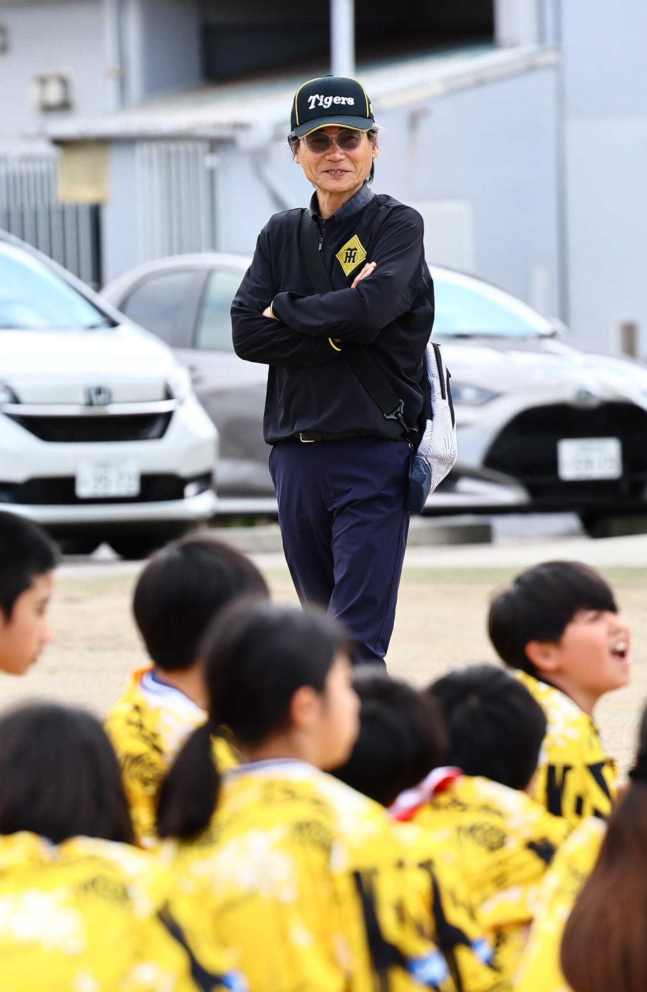 小学校を訪れ笑顔を見せる阪神嶌村球団本部長（撮影・上田博志）