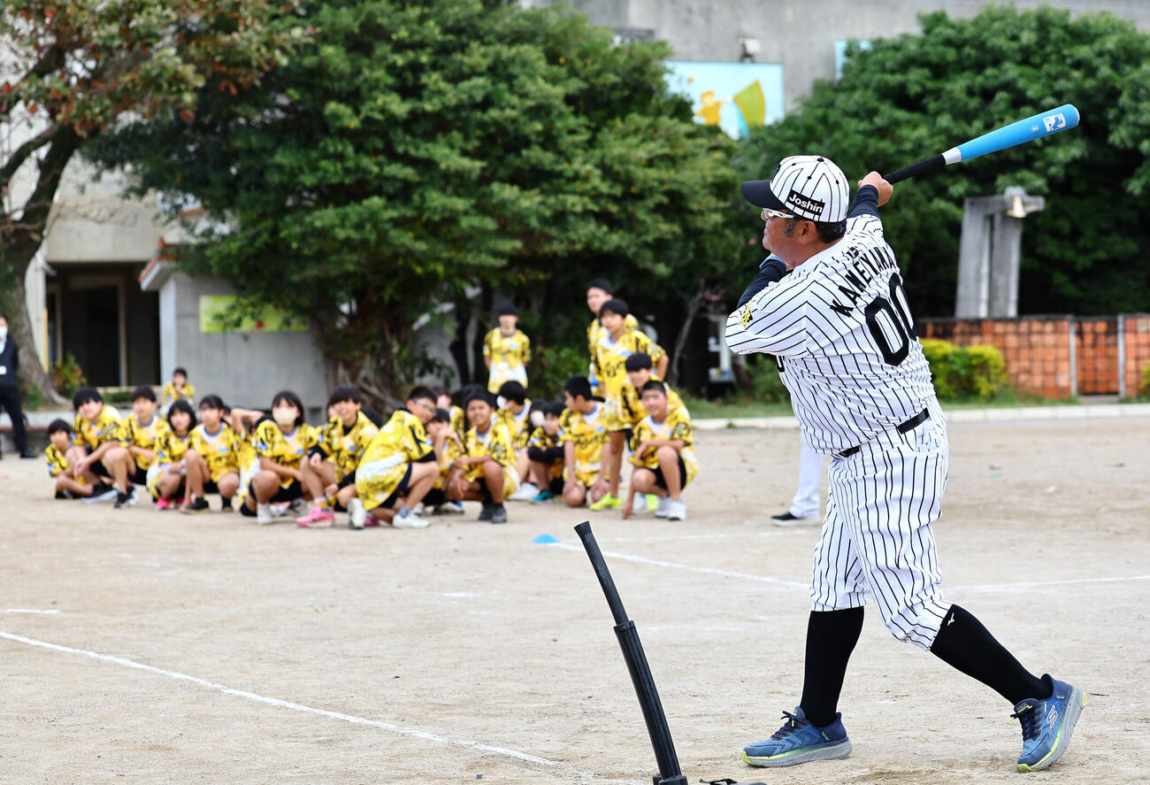 ゲストティーチャーで訪れた宮森小学校でバッティングを披露する阪神OBの亀山氏（撮影・上田博志）