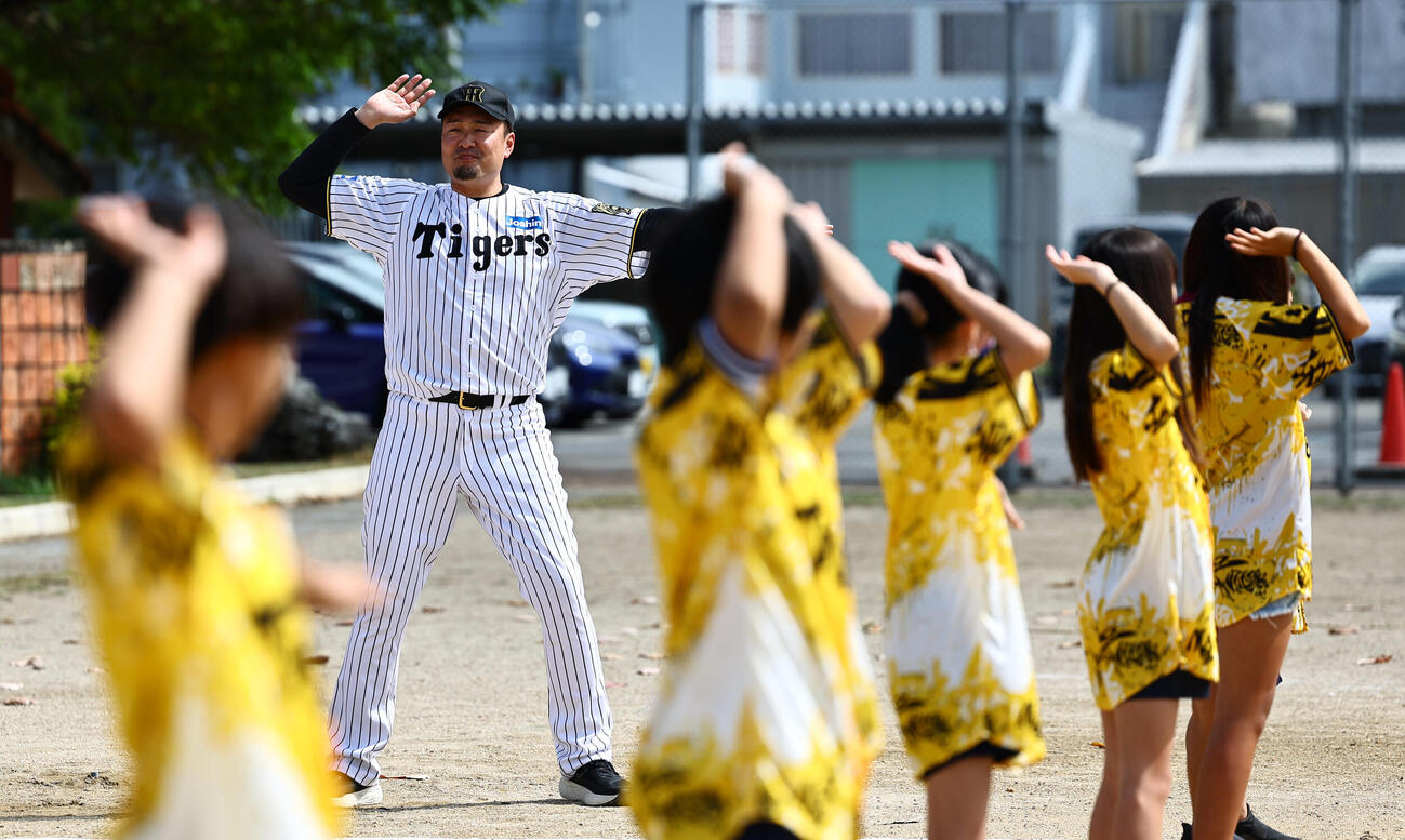 ゲストティーチャーで訪れた宮森小学校で児童にボールの投げ方を教える阪神秋山BA（撮影・上田博志）