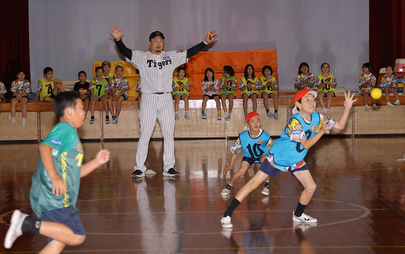 ゲストティーチャーで松田小学校を訪れた阪神秋山BAは児童らとボール遊びをする（撮影・上田博志）