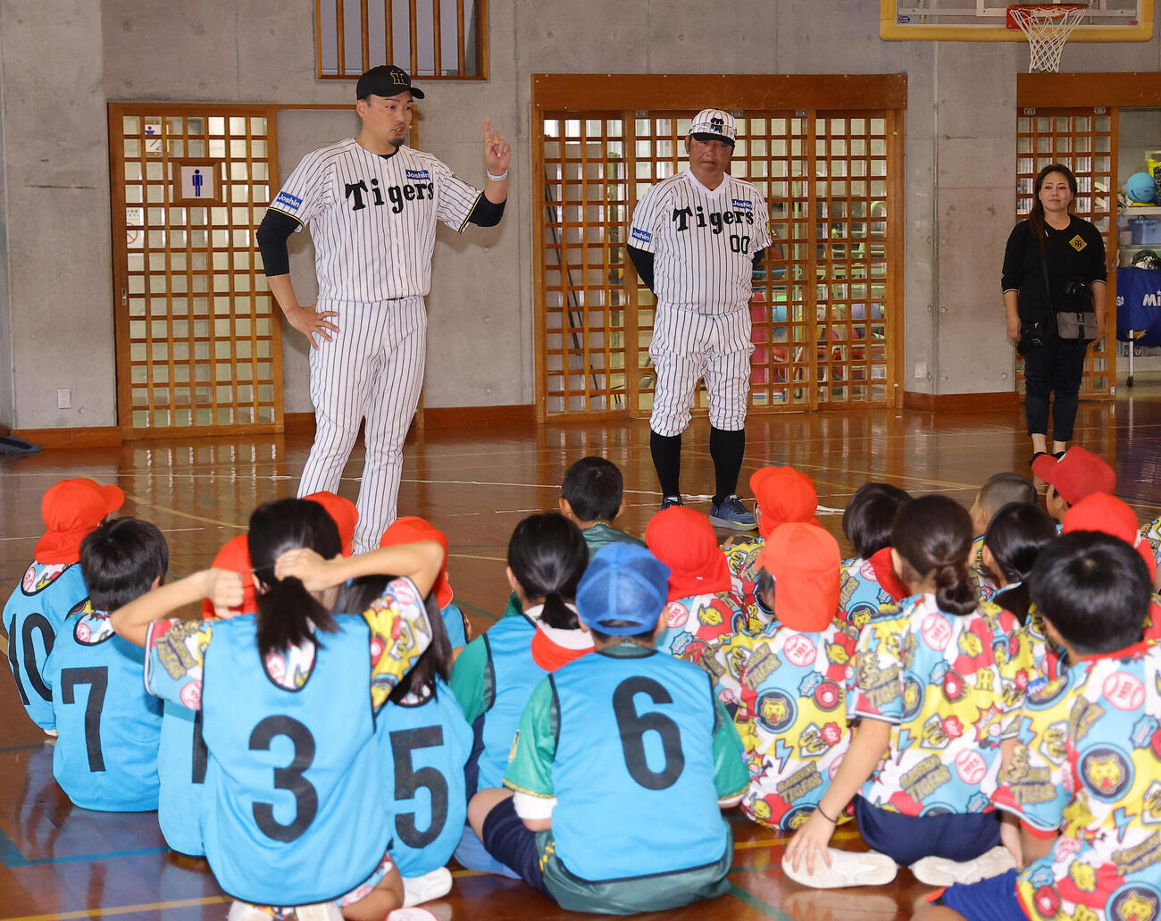 ゲストティーチャーで松田小学校を訪れ児童とふれあう阪神秋山BA（左）とOBの亀山氏（撮影・上田博志）