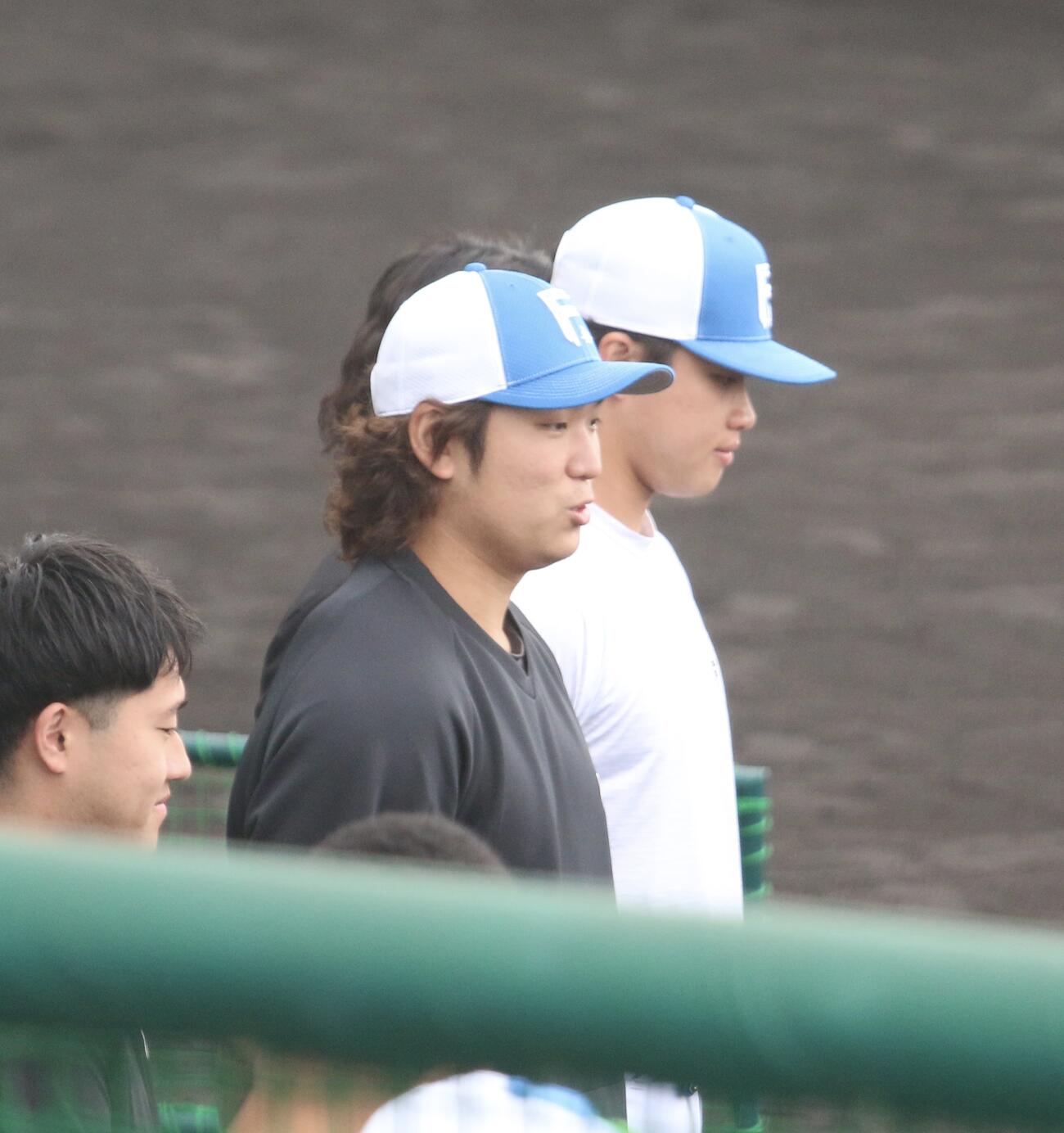 WBC台湾代表に合流するため、沖縄・名護キャンプを打ち上げた日本ハム古林睿煬（左）と孫易磊