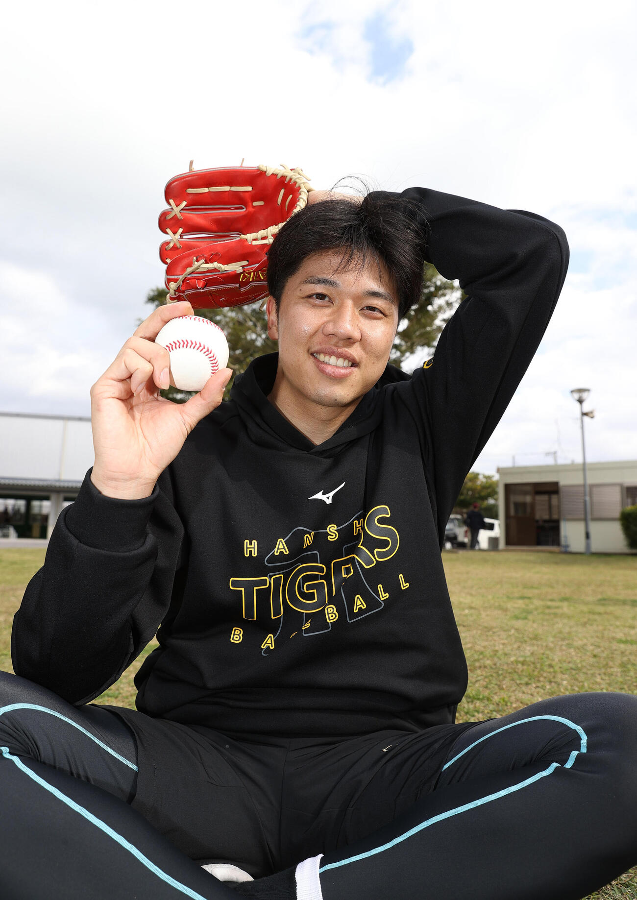 宜野座でインタビューに応じた阪神才木は、さわやかな笑顔を見せる（撮影・上山淳一）