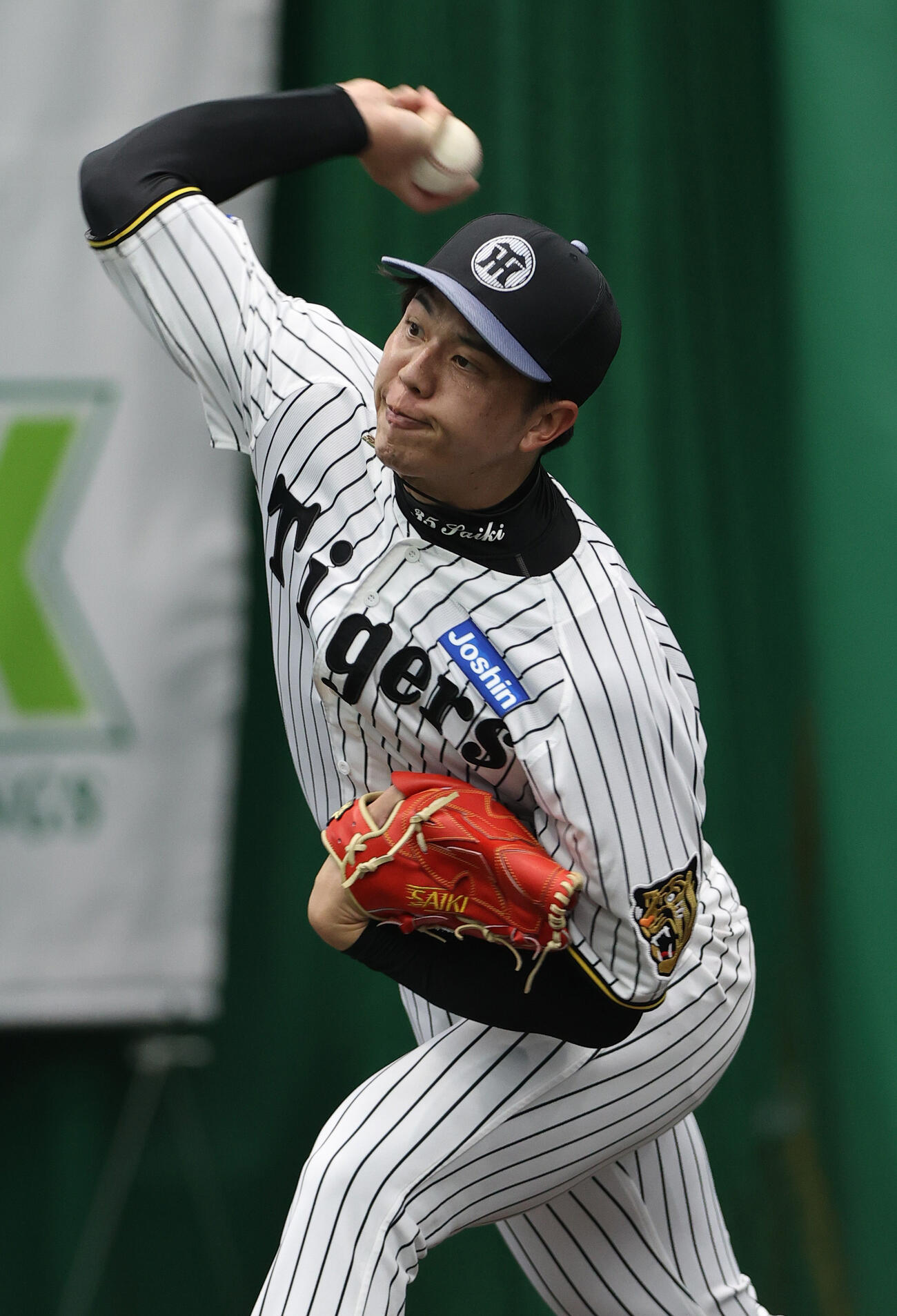 ブルペンで投球する阪神才木浩人（撮影・上山淳一）＝2026年2月2日、バイトするならエントリー宜野座スタジアム