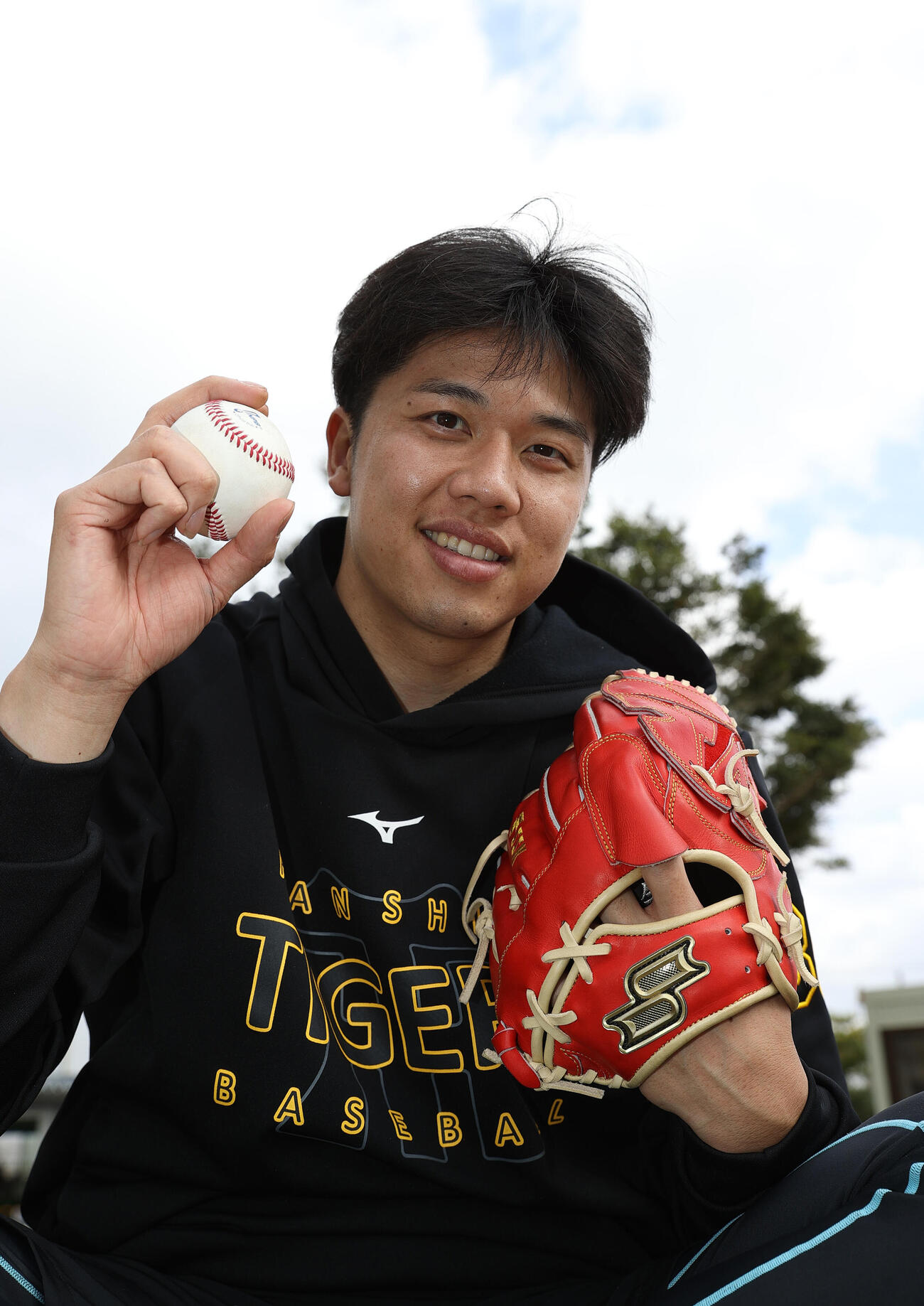 宜野座でインタビューに応じた阪神才木は、さわやかな笑顔を見せる（撮影・上山淳一）