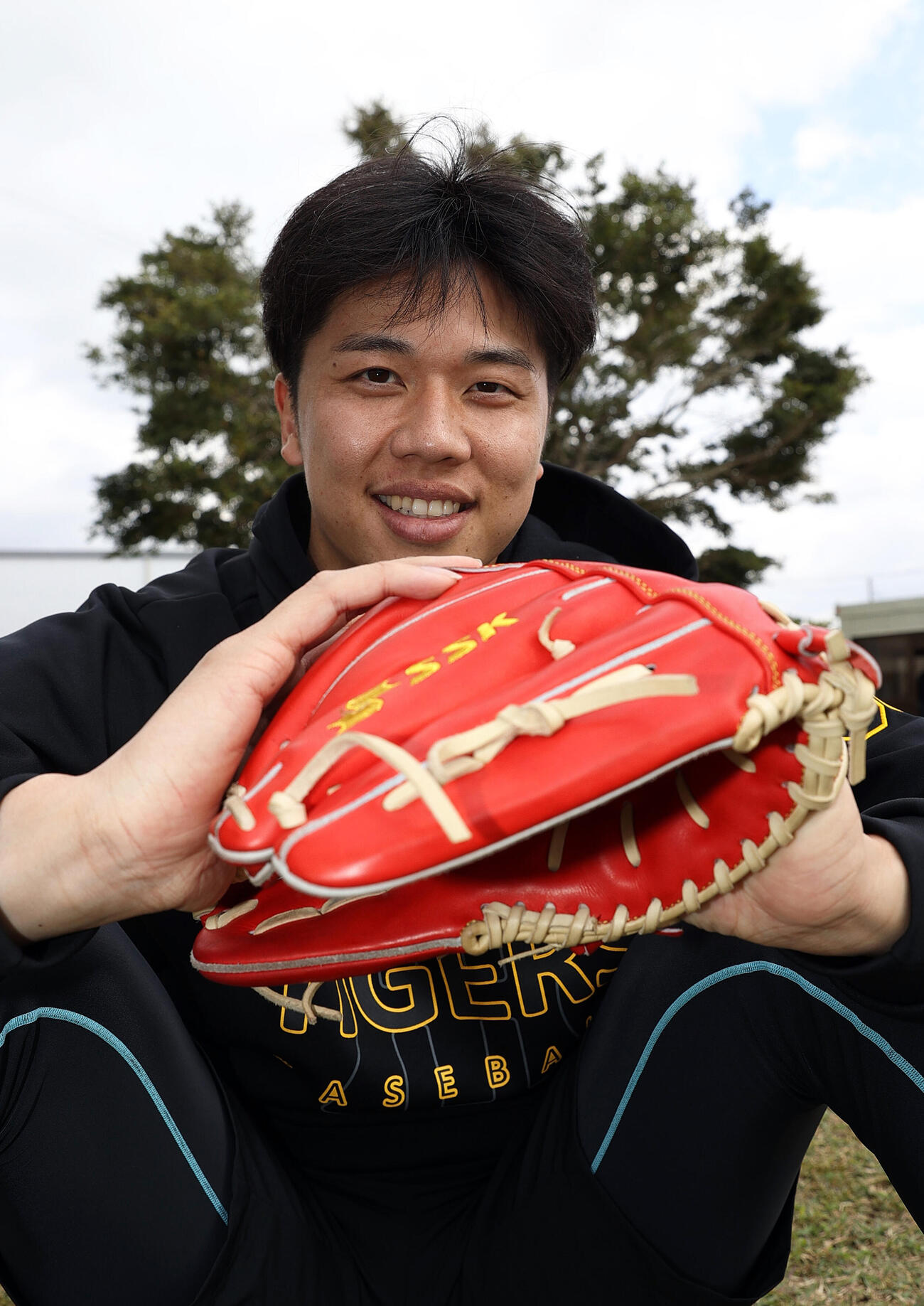 宜野座でインタビューに応じた阪神才木は、さわやかな笑顔を見せる（撮影・上山淳一）