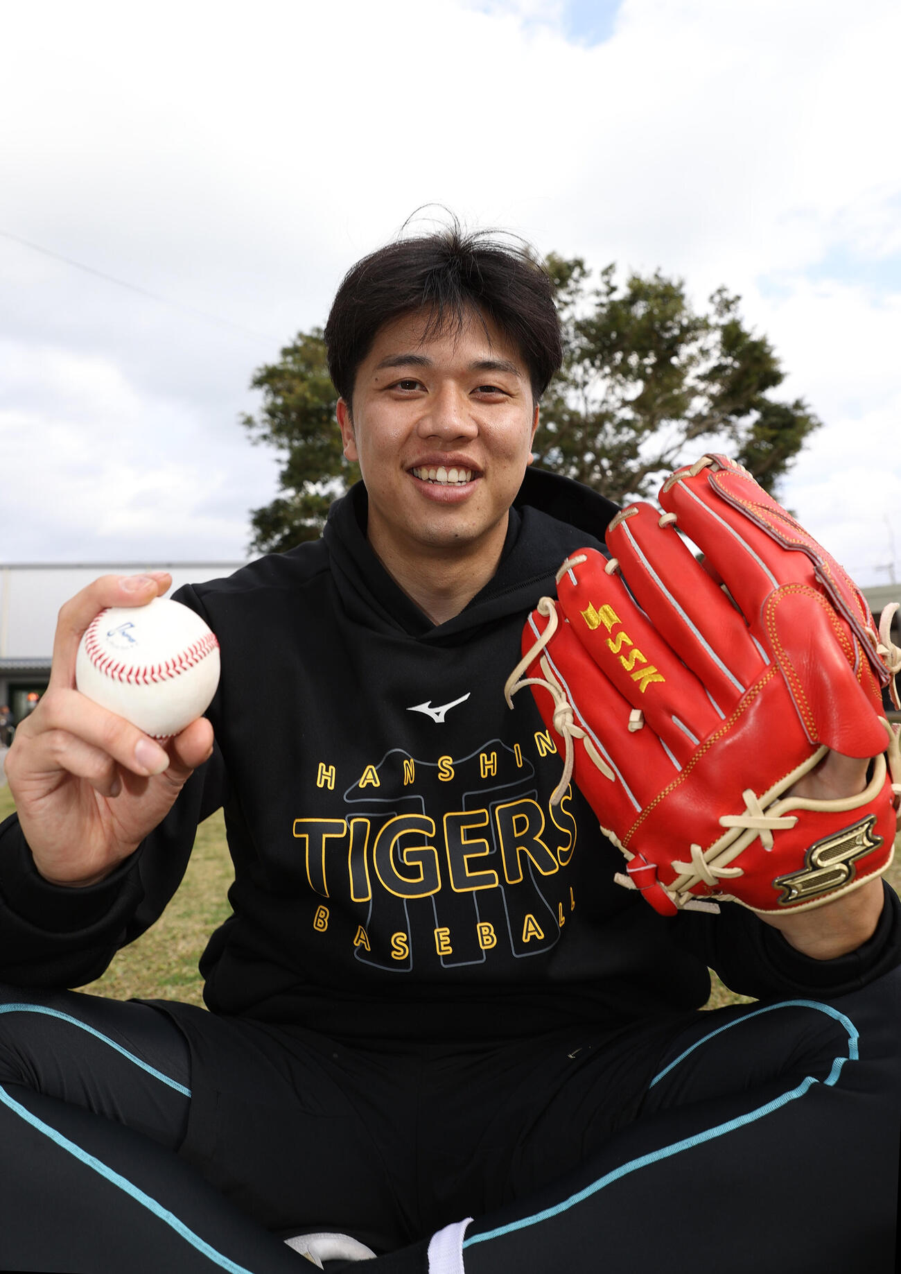 宜野座でインタビューに応じた阪神才木は、さわやかな笑顔を見せる（撮影・上山淳一）