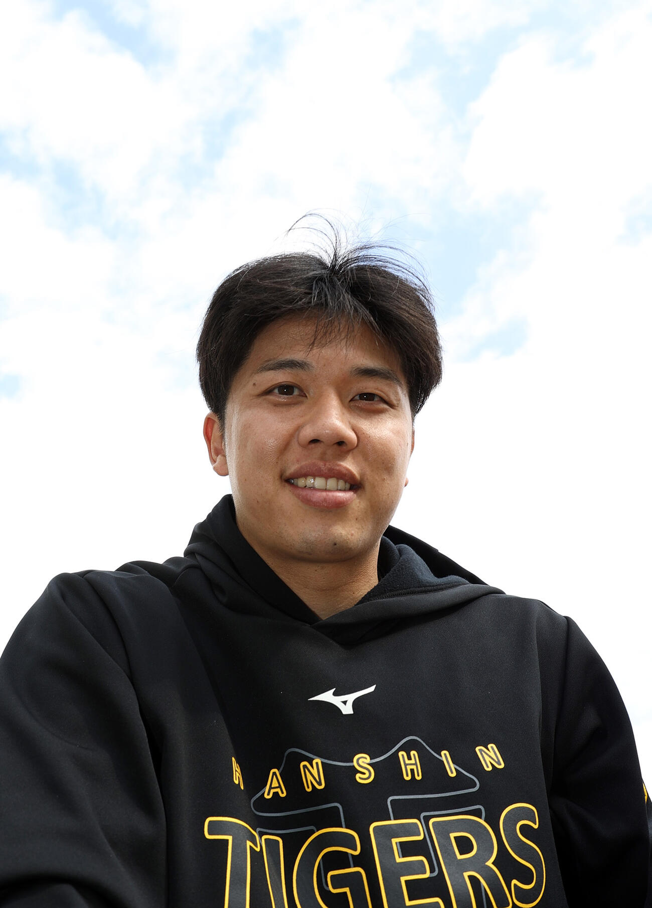 宜野座でインタビューに応じた阪神才木は、さわやかな笑顔を見せる（撮影・上山淳一）
