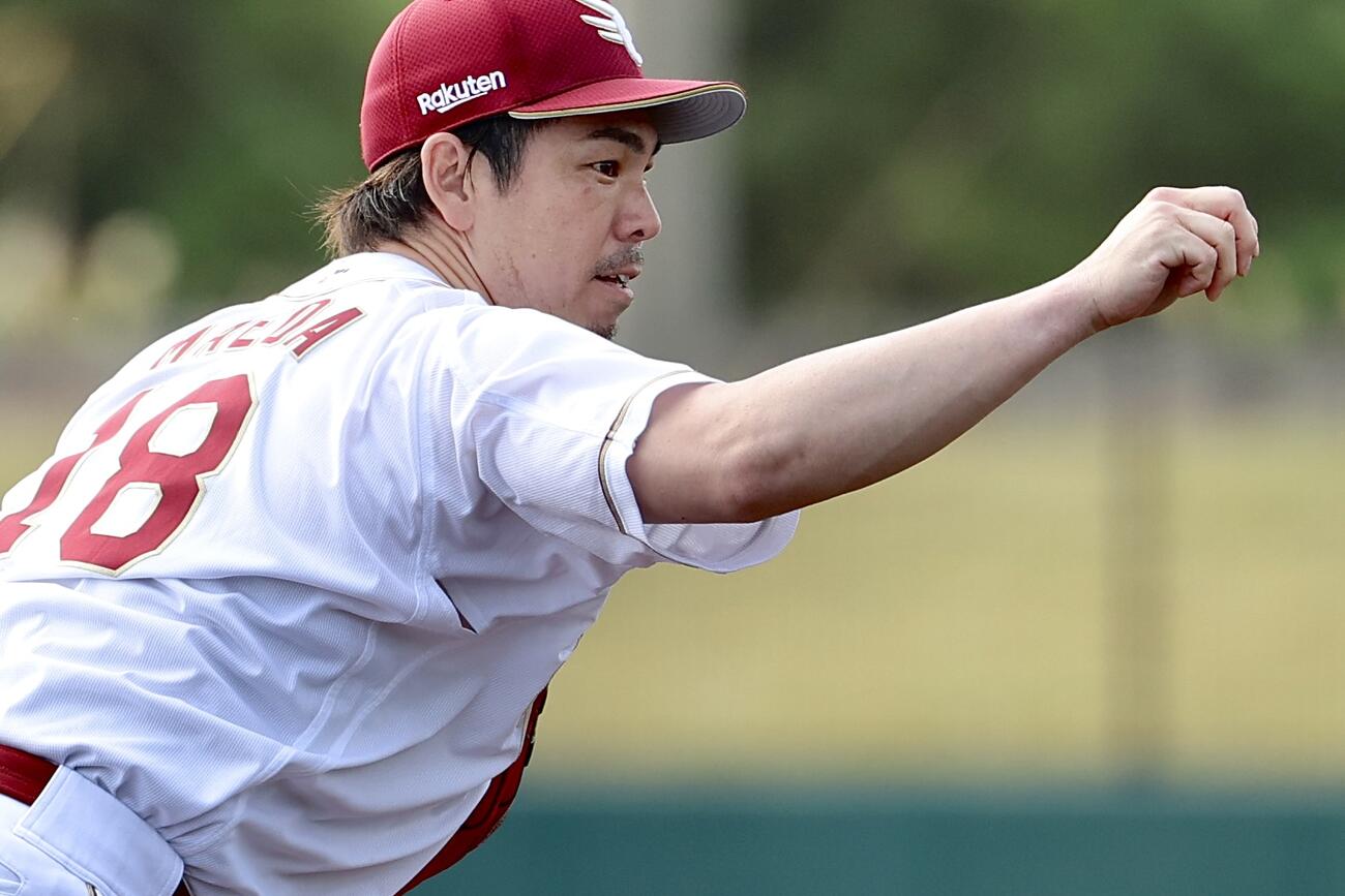 実践形式の打撃練習で力投する楽天前田健（撮影・河田真司）