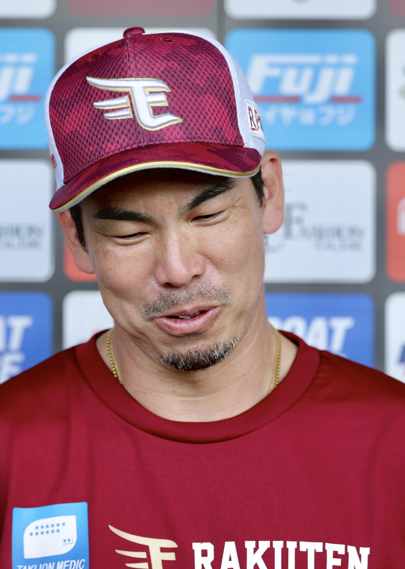 練習後、記者の質問に答える楽天前田健（撮影・河田真司）