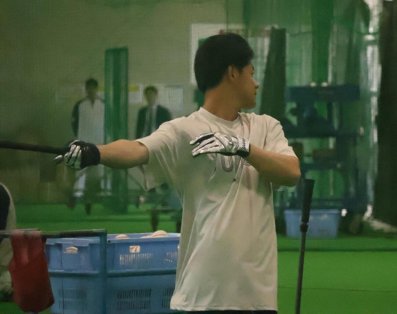 置きティー打撃を行うヤクルト岩田（撮影・塚本光）