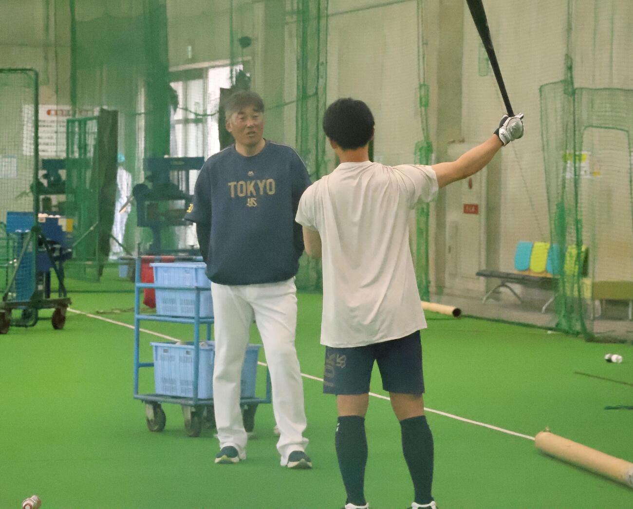 ティー打撃の合間にヤクルト吉岡打撃コーチ（奥）と話す岩田（撮影・塚本光）