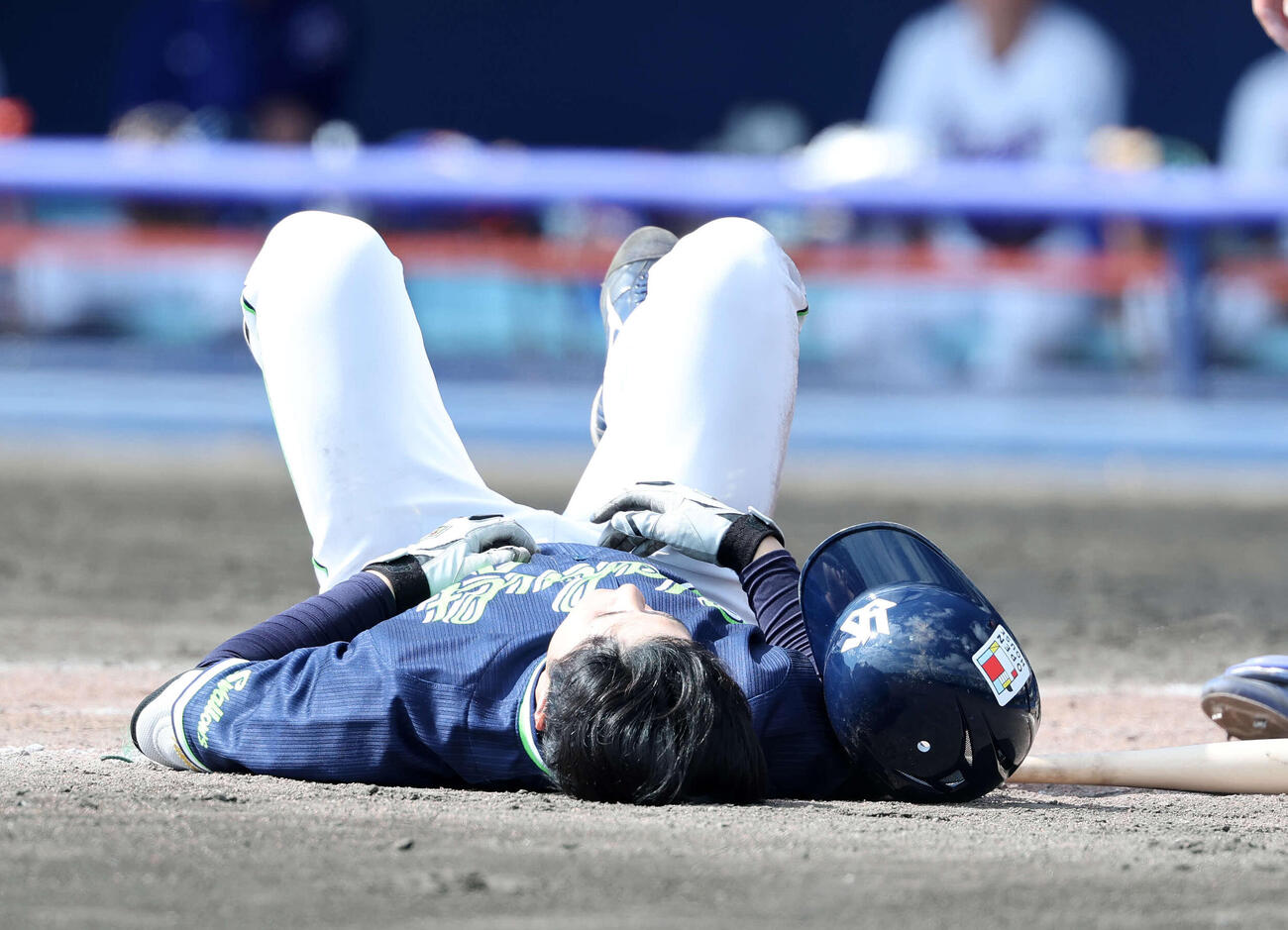 練習試合で死球を受ける石井巧（2026年2月撮影）　