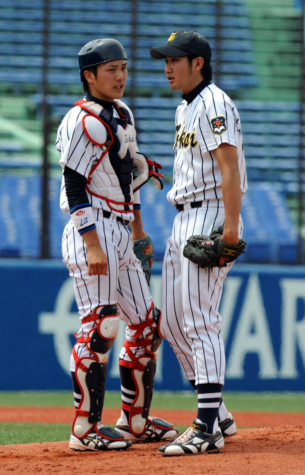 10年6月、全日本大学野球選手権決勝の東洋大戦で先制点を浴び話をする東海大・伏見(左)と菅野