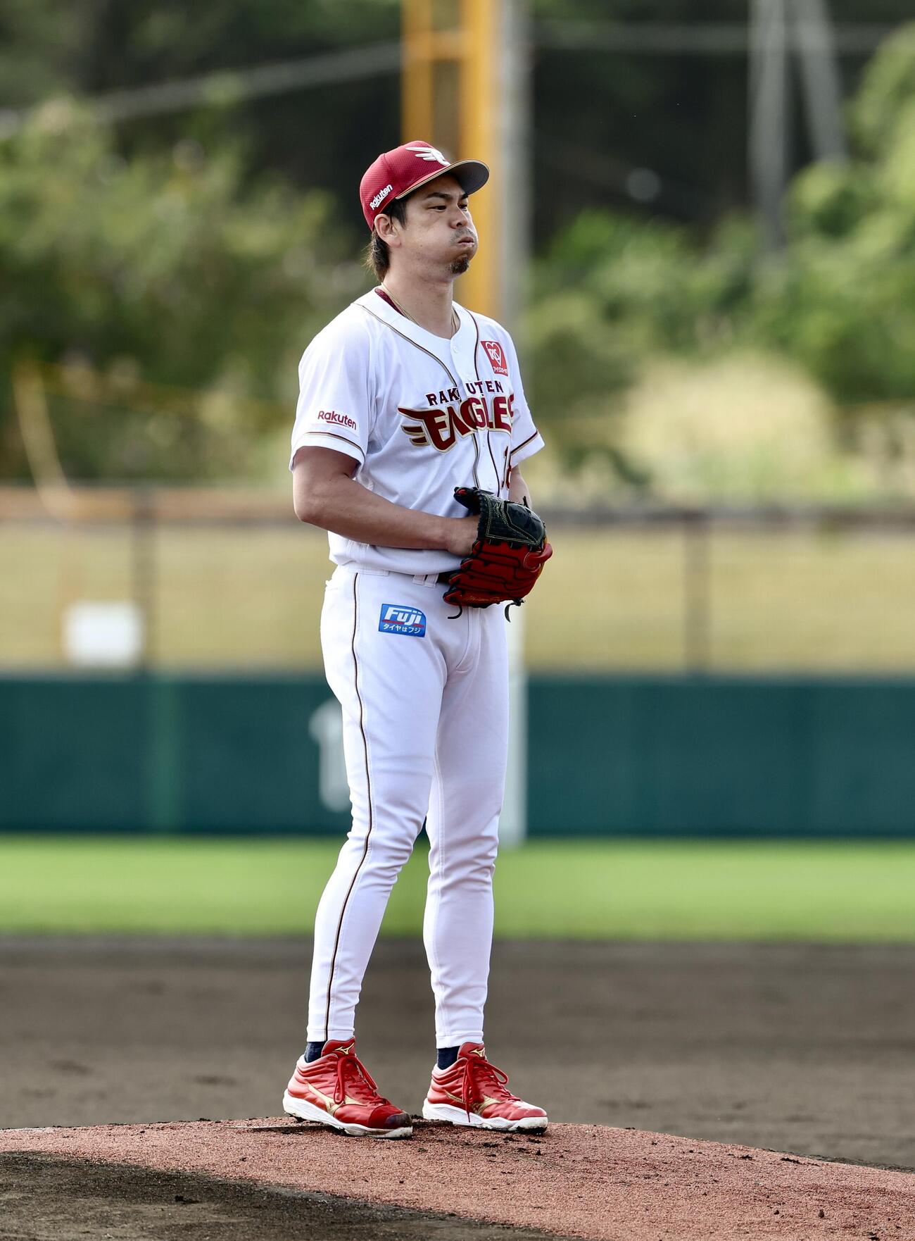 実践形式の打撃練習でマウンドに上がる楽天前田健（撮影・河田真司）
