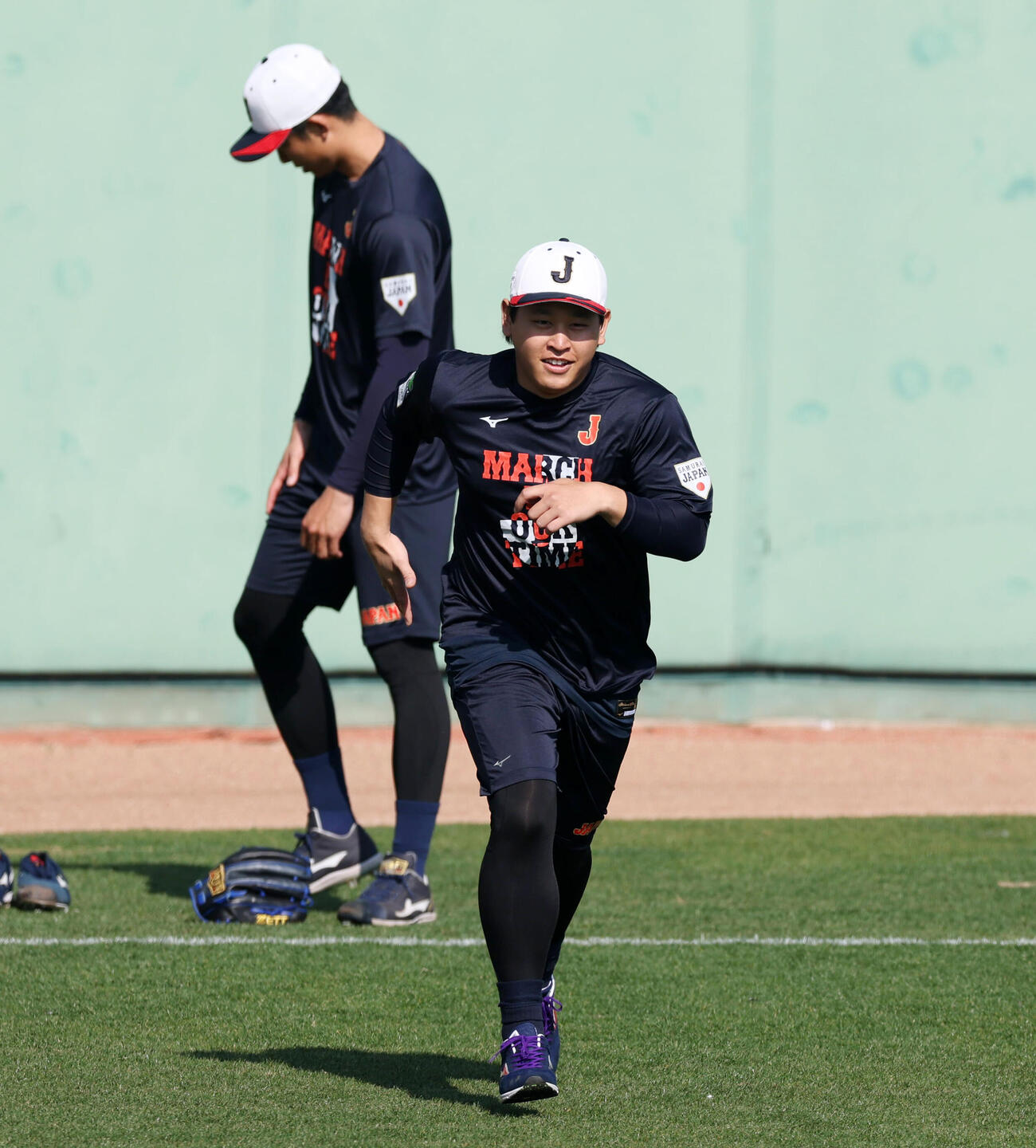休日返上で練習を行い外野を駆け出す侍ジャパン宮城。左は曽谷（撮影・加藤哉）