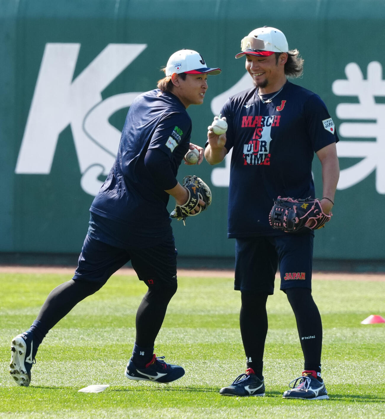 笑顔を見せながら休日練習に臨む伊藤（右）と宮城（撮影・垰建太）