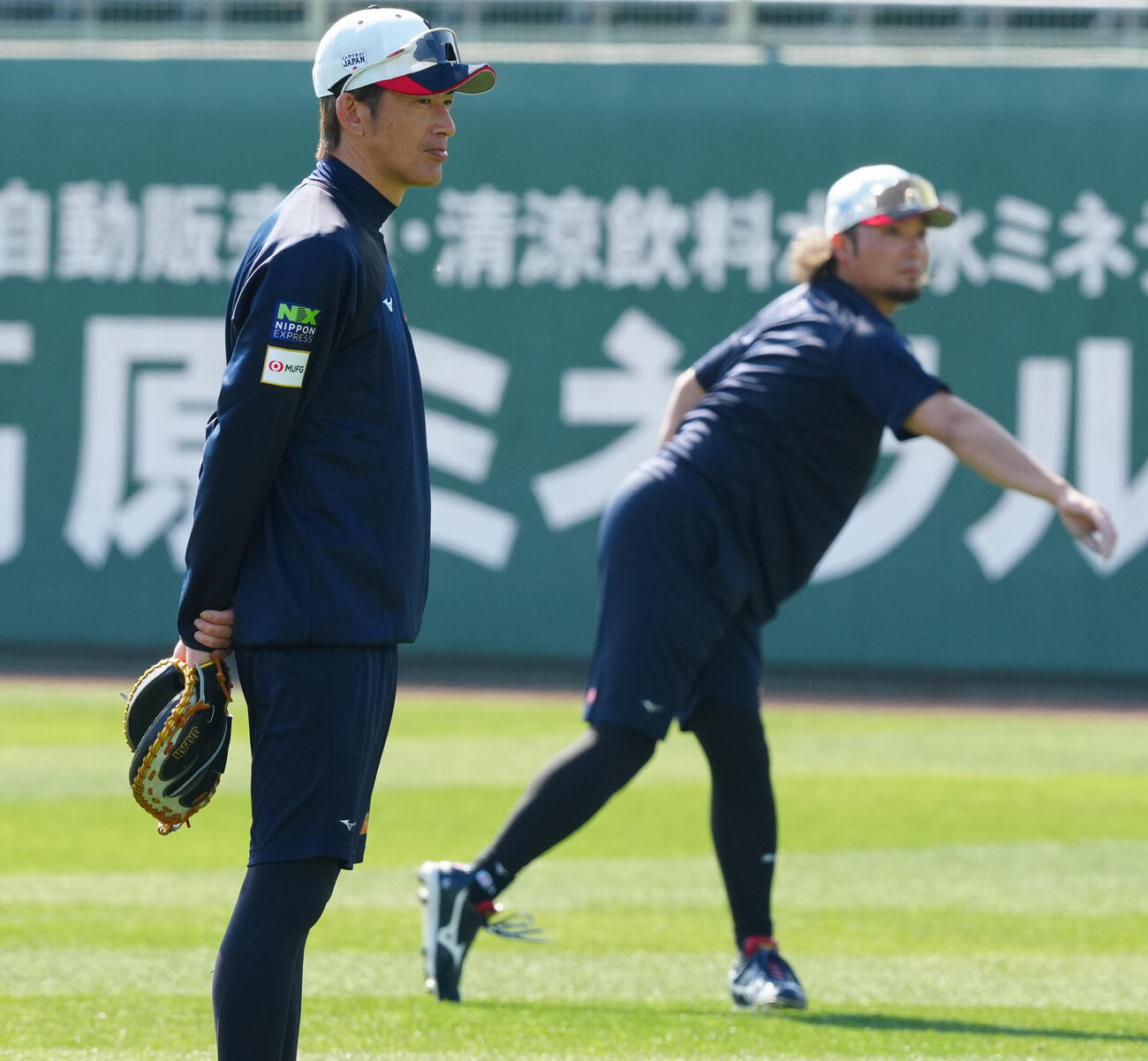 伊藤（右）ら投手陣の休日練習を見つめると能見投手コーチ（撮影・垰建太）