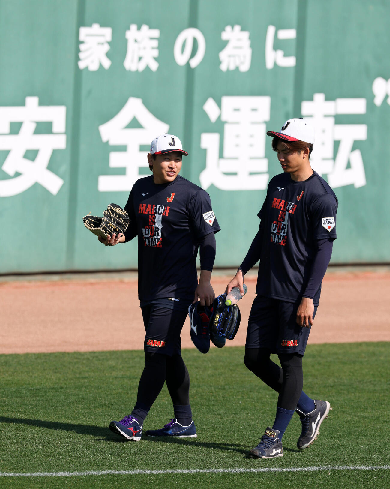 休日返上でキャッチボールなど練習を行った侍ジャパン宮城（左）と曽谷（撮影・加藤哉）