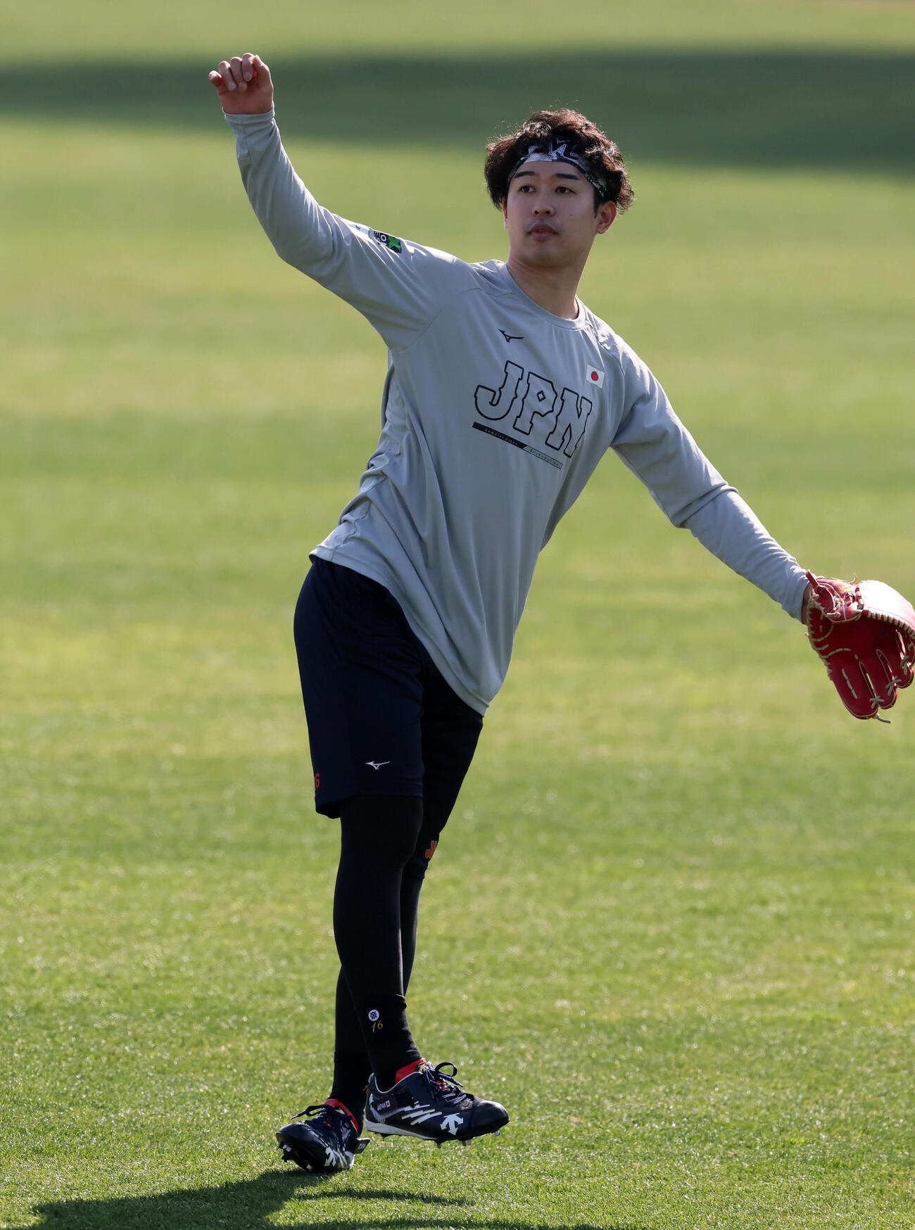 休日返上で練習しキャッチボールする侍ジャパン種市（撮影・加藤哉）