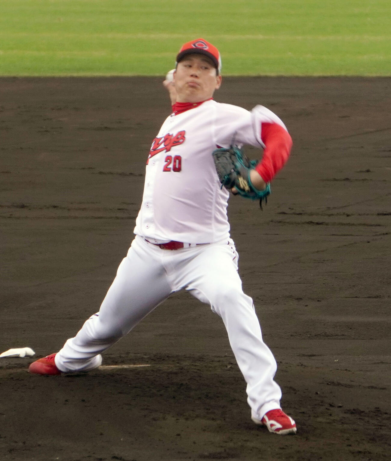 シート打撃に登板した広島栗林（共同）
