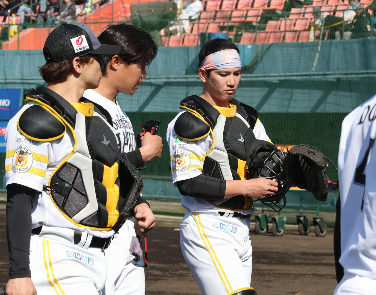 ノックを終えたソフトバンク栗原は井上と話をする、手前は谷川原（撮影・梅根麻紀）