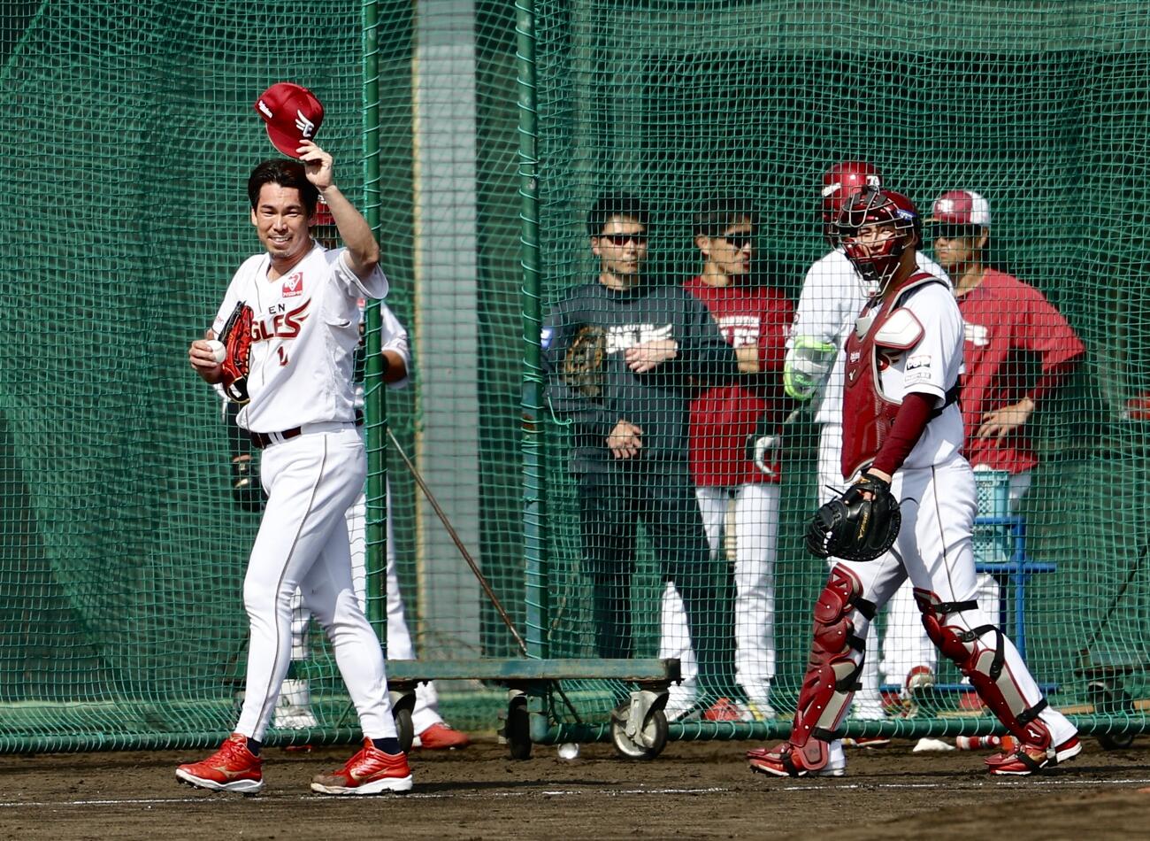 実践形式の打撃練習でマウンドから降りる楽天前田健（左）（撮影・河田真司）