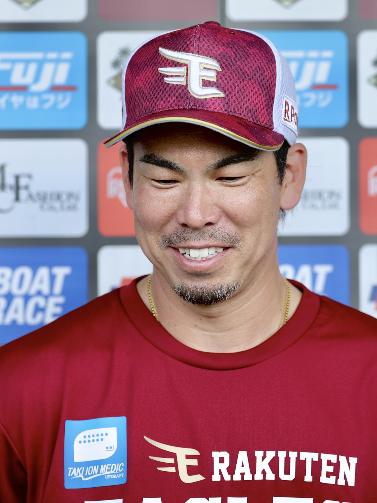 練習後、記者の質問に答える楽天前田健（撮影・河田真司）