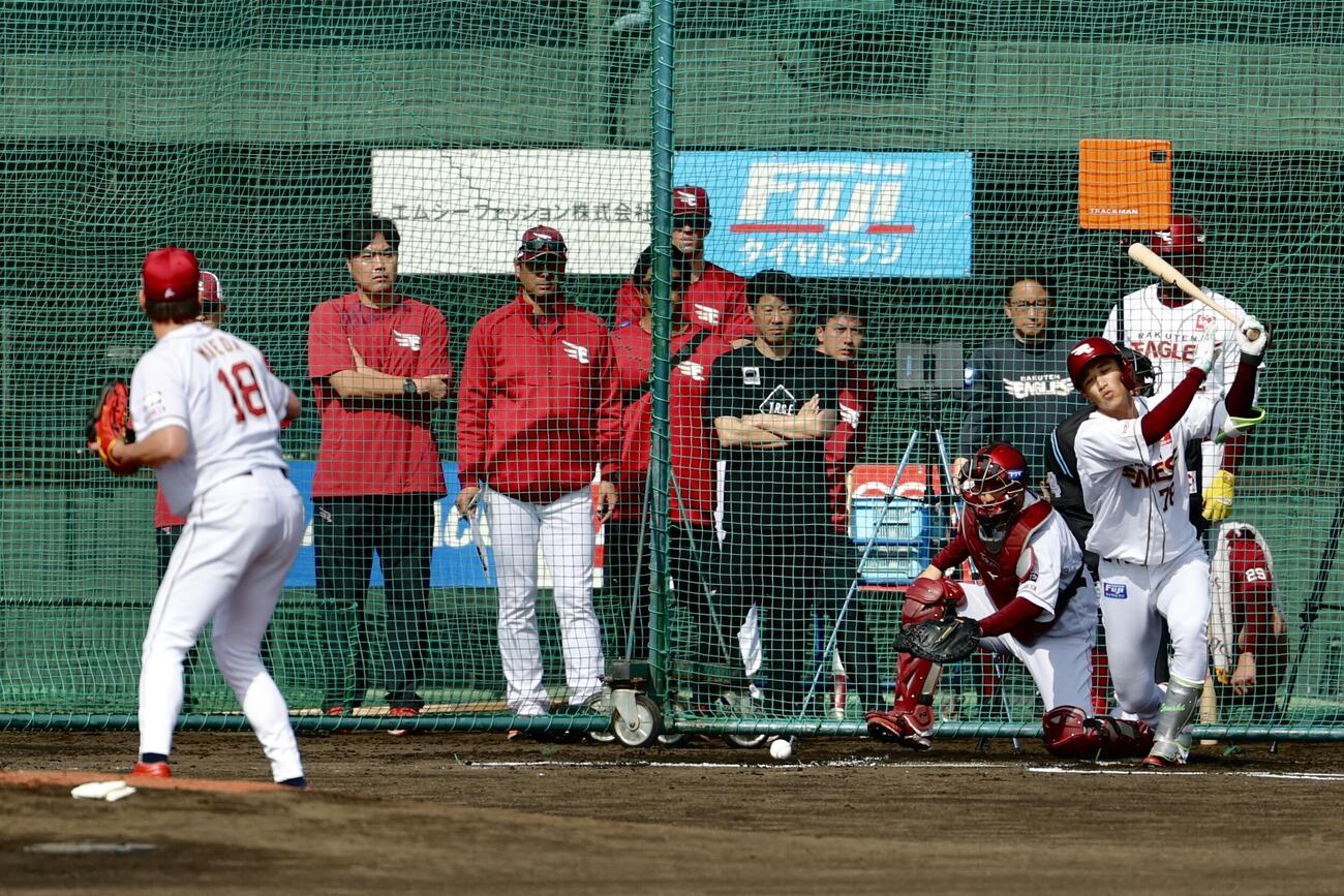 実践形式の打撃練習でマウンドに上がる楽天前田健。打者吉野（撮影・河田真司）