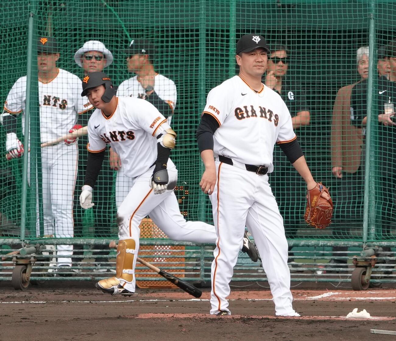 ライブBPに登板した巨人田中（手前）。打者石塚（撮影・足立雅史）