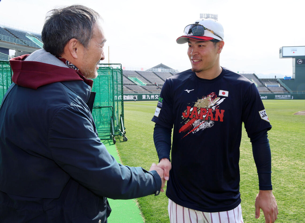 球場を訪れた俳優の渡辺謙（左）とあいさつする侍ジャパン佐藤（撮影・加藤哉）