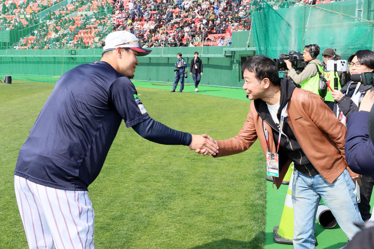 球場を訪れたタレントの中山秀征（右）とあいさつする侍ジャパン佐藤（撮影・加藤哉）