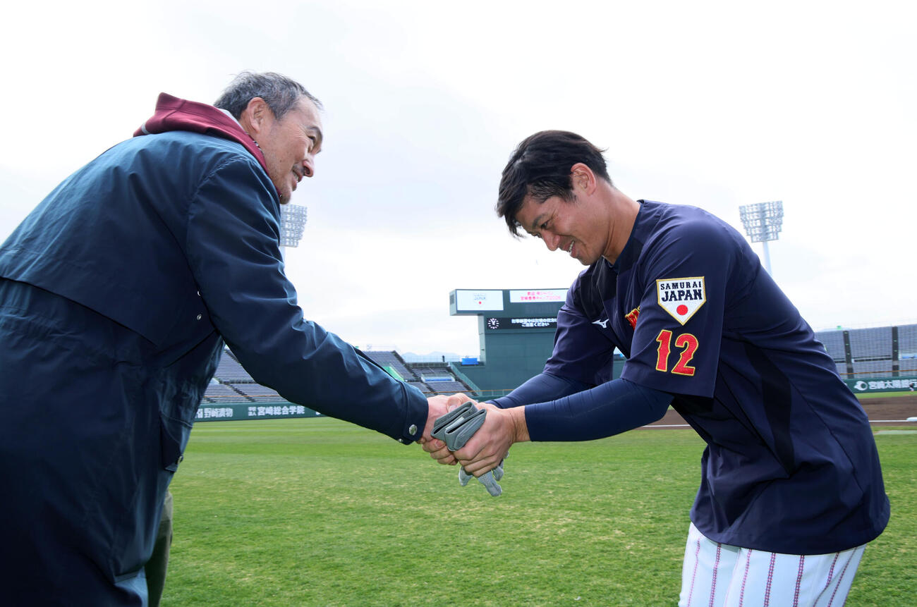 球場を訪れた俳優の渡辺謙（左）とあいさつする侍ジャパン坂本（撮影・加藤哉）