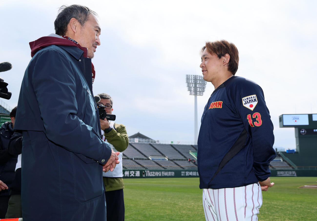 場を訪れた俳優の渡辺謙（左）と話す侍ジャパン宮城（撮影・加藤哉）