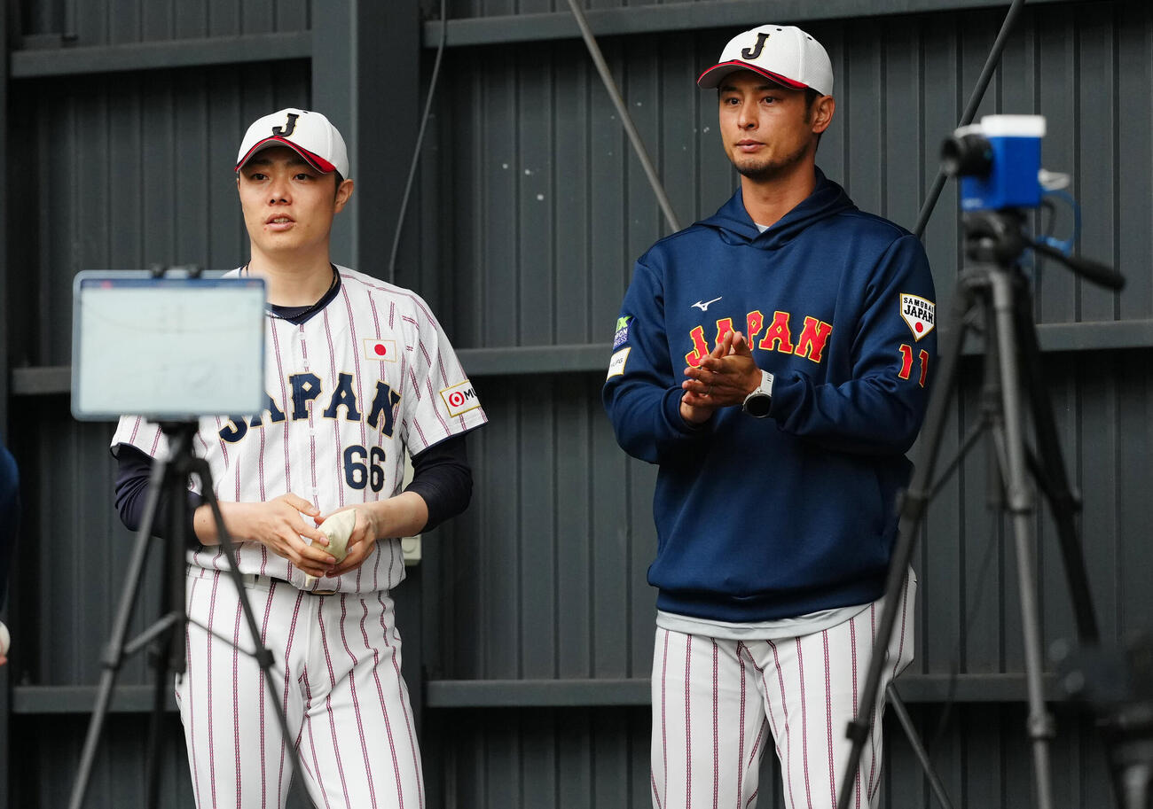 ブルペンで松本裕（左）と言葉を交わすアドバイザーのダルビッシュ（撮影・垰建太）