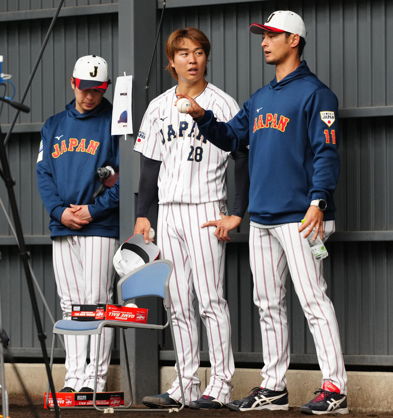 ブルペンでの投球を終えた高橋宏（中央）はアドバイザーのダルビッシュと話す（撮影・垰建太）