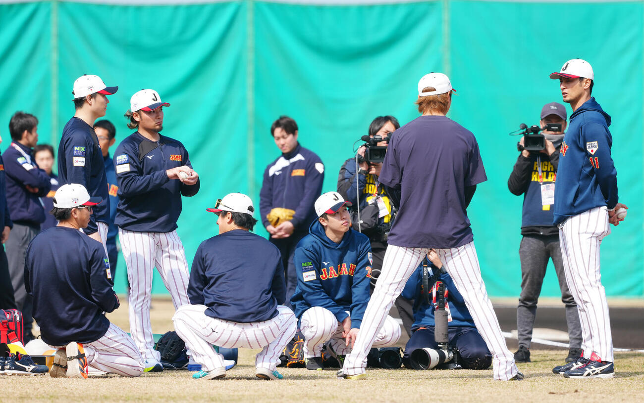 投手陣と話し込むアドバイザーのダルビッシュ（右端）（撮影・垰建太）