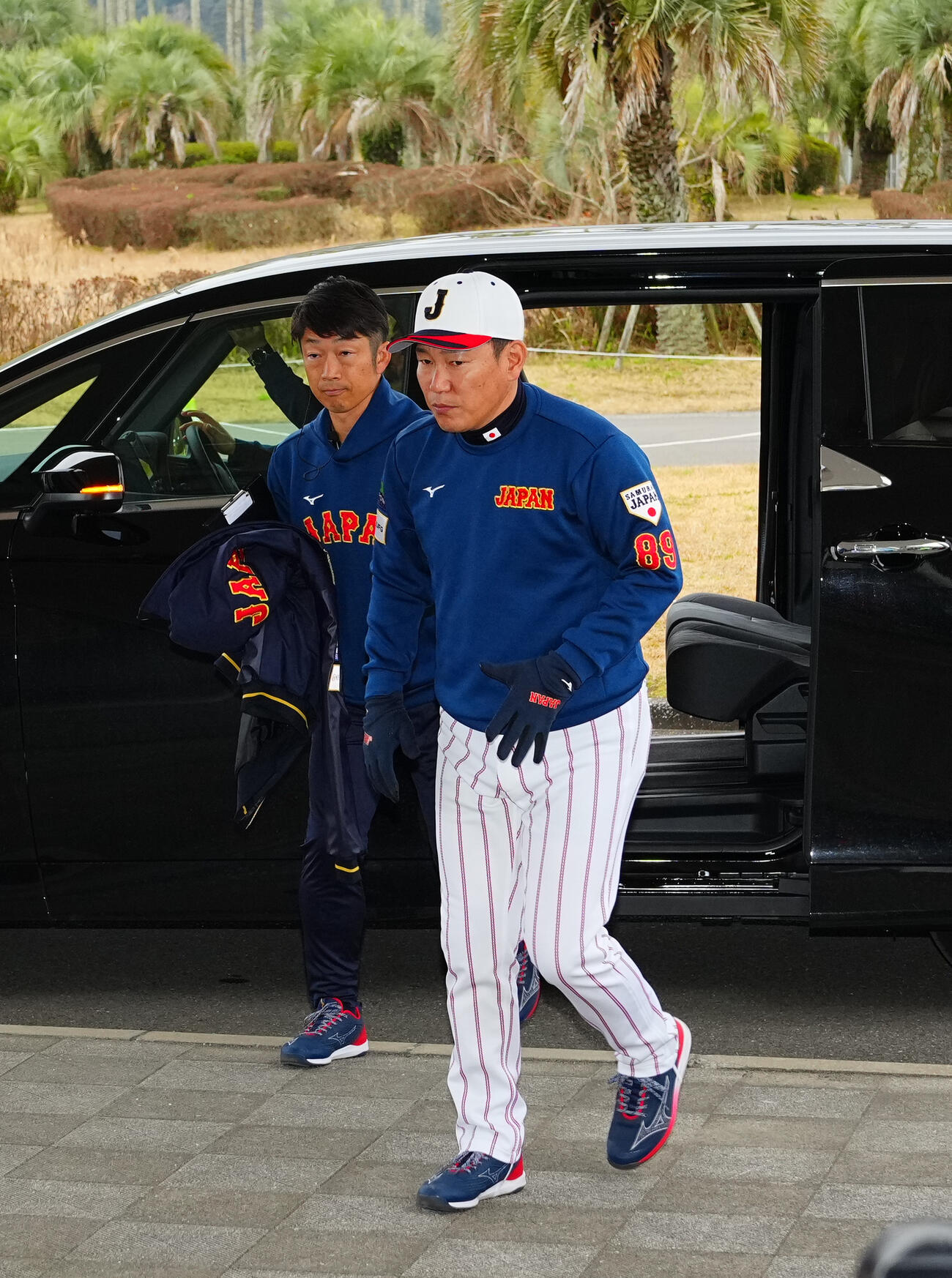 非公開練習の木の花ドームに入る井端監督（撮影・垰建太）