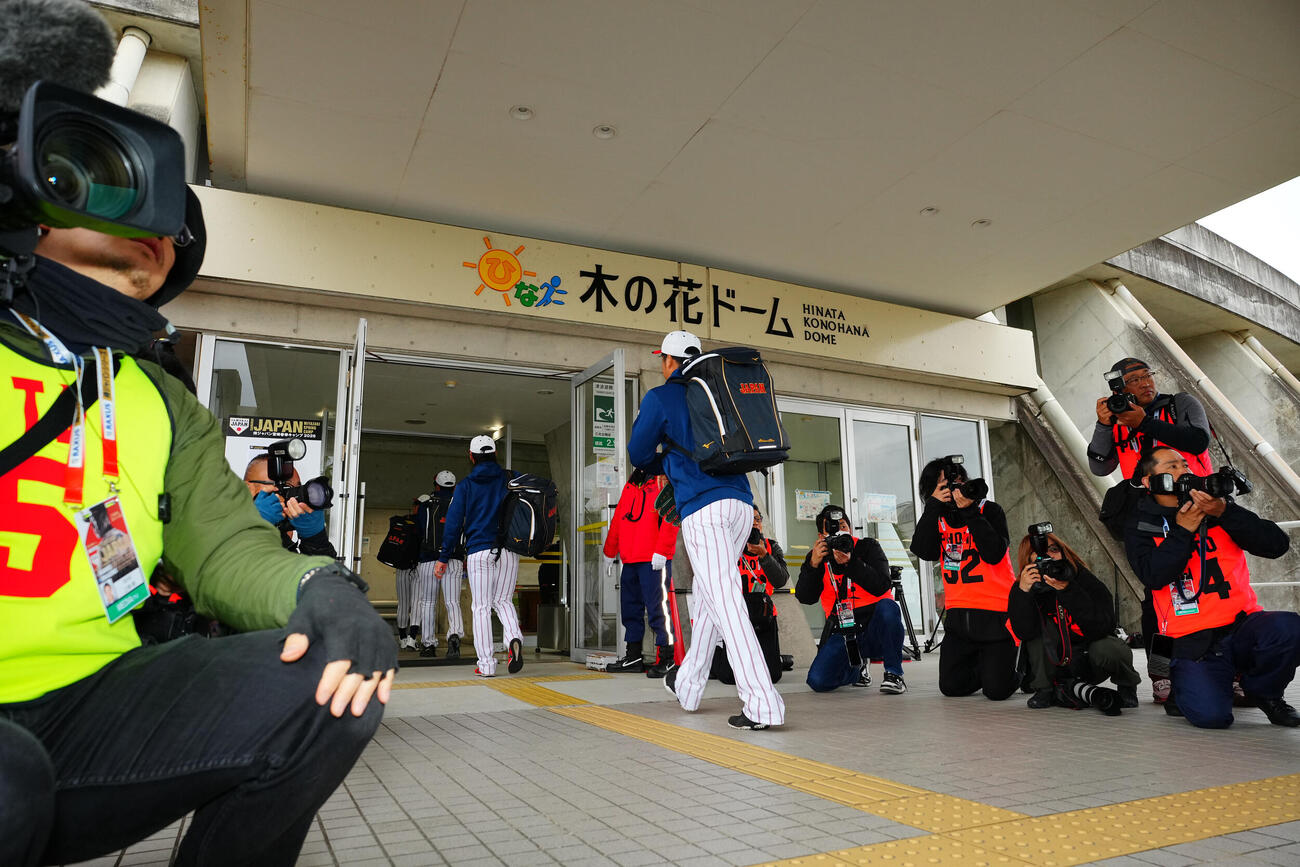 非公開練習の木の花ドームに入る選手たち（撮影・垰建太）