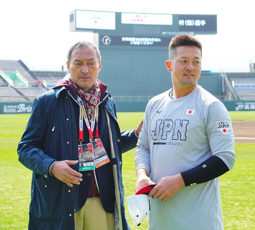 渡辺謙（左）と言葉を交わす牧（撮影・垰建太）