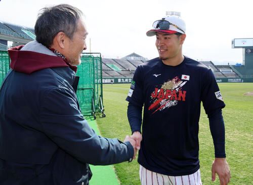 球場を訪れた俳優の渡辺謙（左）とあいさつする侍ジャパン佐藤（撮影・加藤哉）
