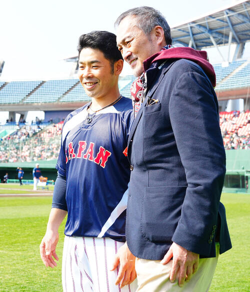 渡辺謙（右）と写真に納まる近藤（撮影・垰建太）