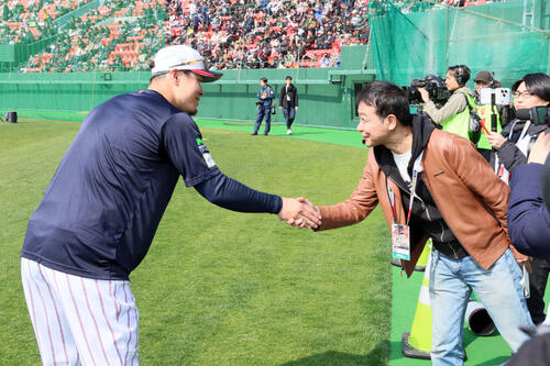 球場を訪れたタレントの中山秀征（右）とあいさつする侍ジャパン佐藤（撮影・加藤哉）